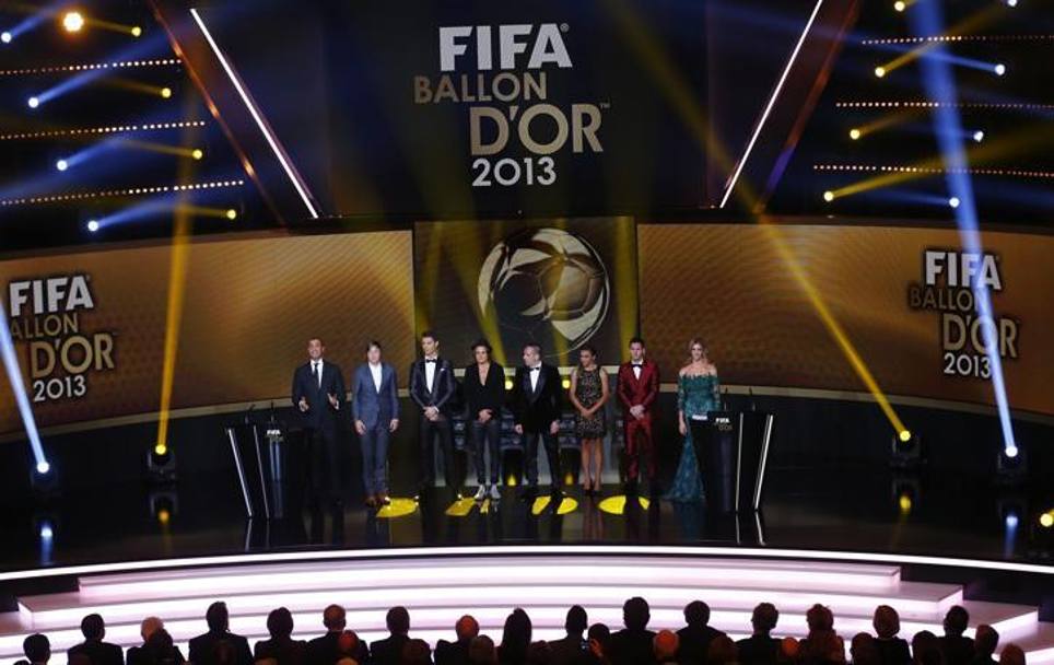 Ruud Gullit e Fernanda Lima, presentatori della cerimonia di premiazione da Zurigo con i 6 candidati al Pallone d&#39;oro 2013, i tre calciatori e le tre calciatrici. Reuters